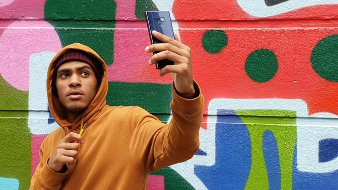 Imagen de prensa de selfie de graffiti de hombre Samsung Galaxy Note 9
