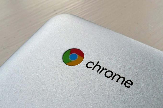 Acer Chromebook 15 (CB515-1HT) üzerindeki Chrome logosunun yakından görünümü.