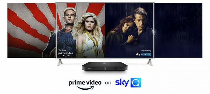 Una TV e uno Sky Q in piedi su sfondo bianco con Prime Video su Sky Q scritto sotto