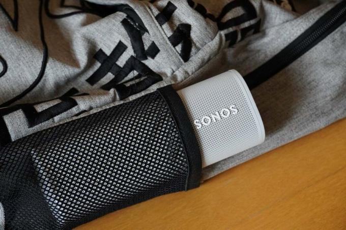 Sonos Roam i rygsæk