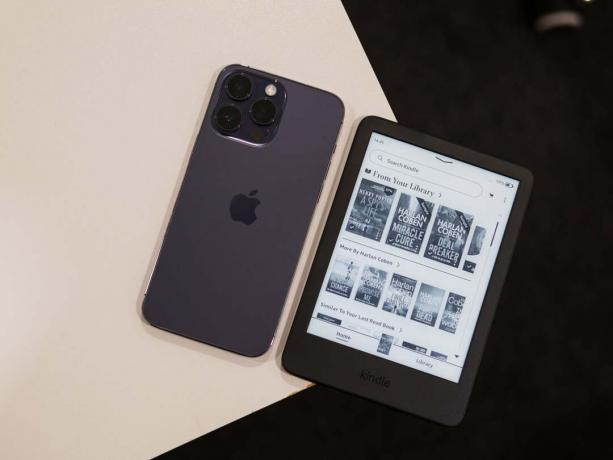 De Kindle 2022 naast de iPhone 14 Pro Max