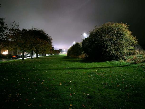 Posnetek hiš in trave v temnem načinu iz telefona Nokia X30 5G