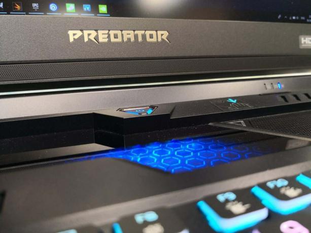 Vēl viens Acer Predator Helios 700 HyperDrift ventilatoru un gaisa cauruļu pārsega tuvplāns