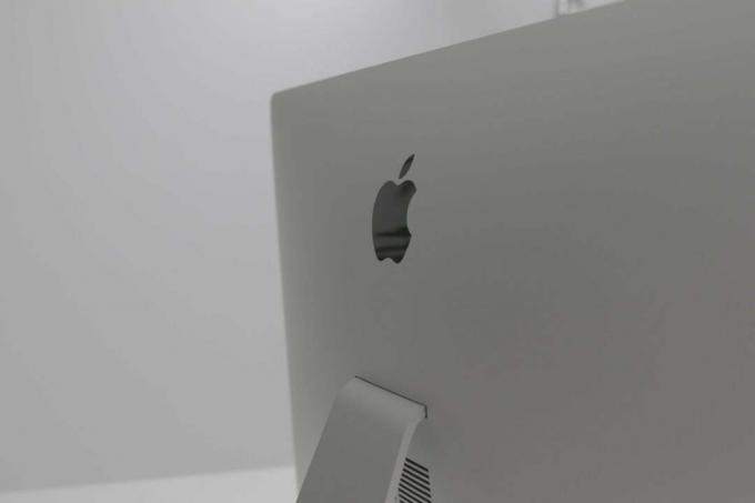 Tiek baumots, ka iMac 2021 ir plakana aizmugure, kas iezīmē izmaiņas 2019. gada iMac izliektajā dizainā
