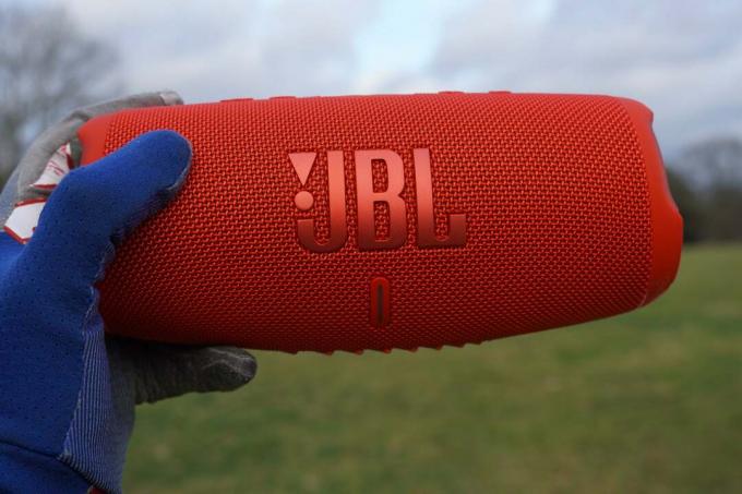 JBL Charge 5 na mão