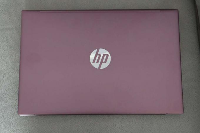 A rózsaszín HP laptop fedele zárva