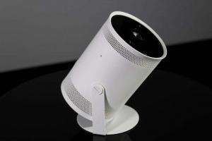 LG CineBeam pret Samsung Freestyle (2023): viedie pārnēsājamie projektori