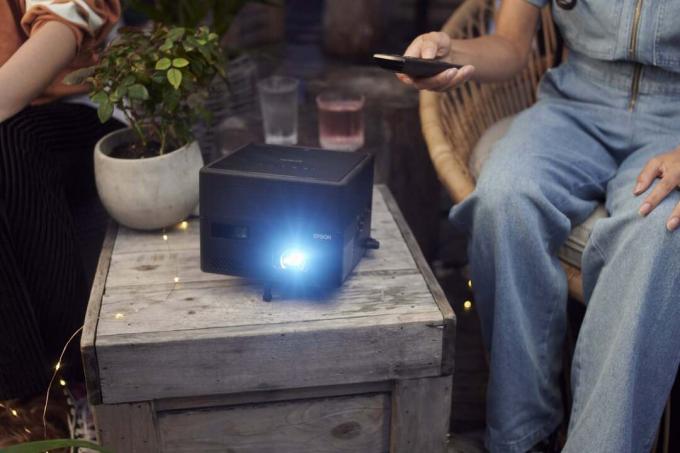 Спестете близо £300 за интелигентен лазерен проектор на Epson този Черен петък