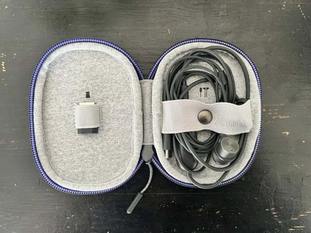 Earbud Logitech Zone Wired dalam kantong dengan port USB-A menunjukkan