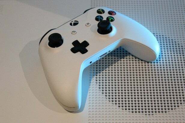 Xbox One S.