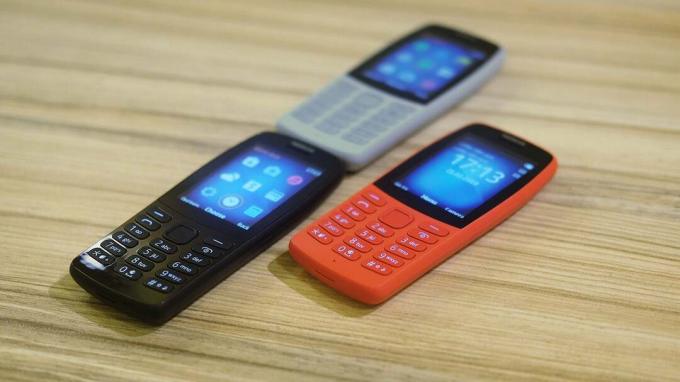 Nokia 210 di atas meja semua warna