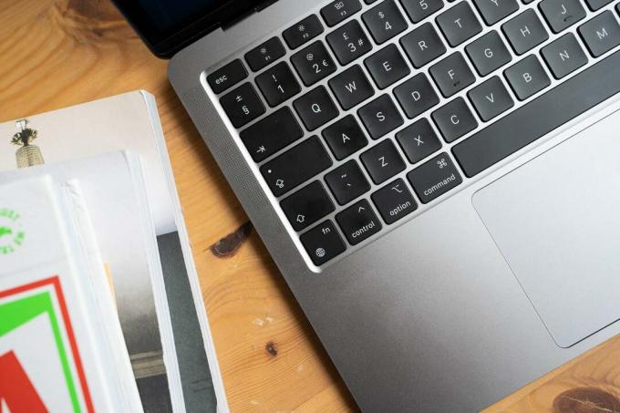 Az M1 MacBook tulajdonosok váratlan képernyőrepedésekről számolnak be