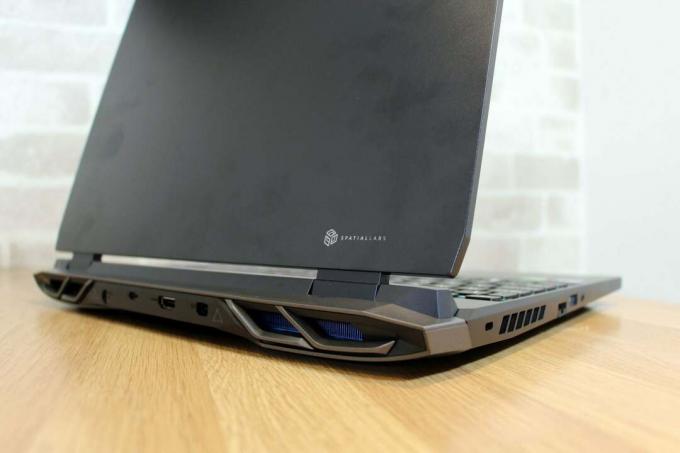 Acer Predator Helios 300 SpatialLabs Edition klēpjdators no aizmugures
