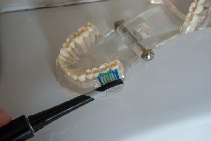 Colgate Omron ProClinical 250+ dişlere karşı