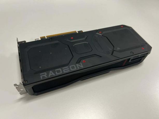 AMD Radeon RX 7900 XT met het logo zichtbaar