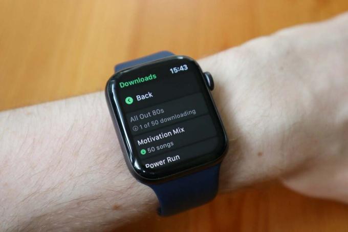 Можете да проверите напредъка на изтеглянето, като влезете в приложението Spotify за Apple Watch