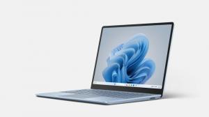 Surface Laptop Go 3 срещу MacBook Air M2: Кой студентски лаптоп печели?