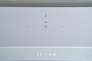 Sonos Beam (Gen 2) Anmeldelse: Stor oppgradering for små TV -er