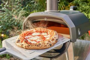 Ooni Volt 12 amène la fabrication de pizzas à l'intérieur