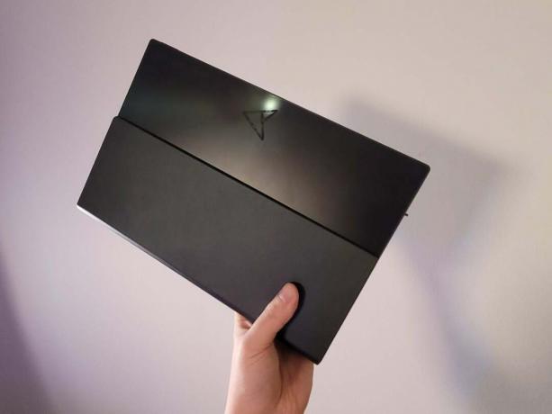 Asus Zenbook 17 Fold OLED s-a pliat ca o carte