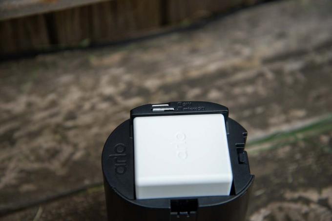Arlo Go 2-batterij, SD-kaartsleuf en simkaart
