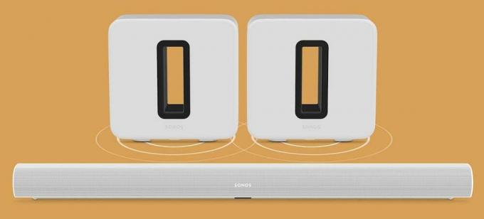 Altın bir arka plan üzerinde duran Beyaz Sonos ve alt Sonos hoparlörler
