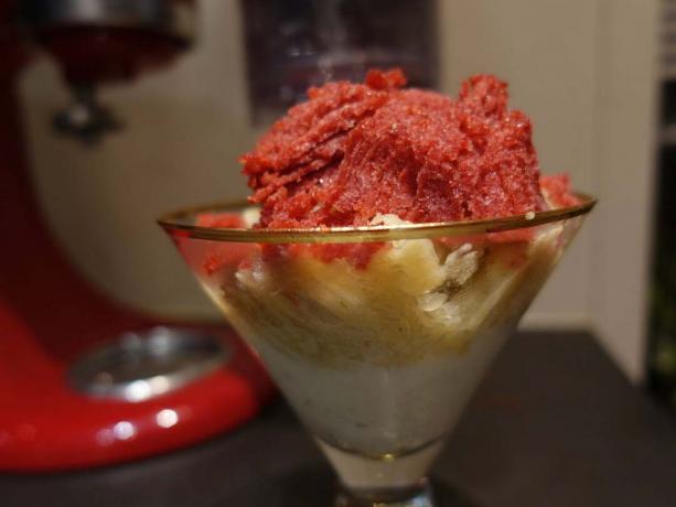 Sluoksniuotas desertas, pagamintas iš šiurkščiavilnių KitchenAid skutimosi ledo priedo ašmenų