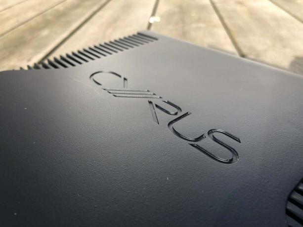 Cyrus i9-XR pastiprinātāja augšējā plāksne un zīmola logotips