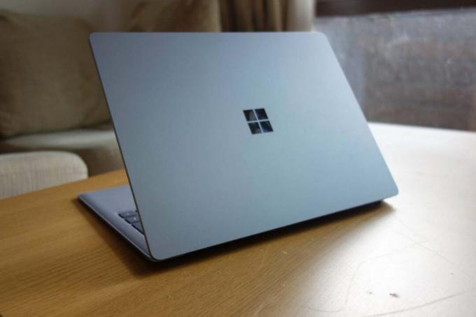 Microsoft Surface Laptop 4 bagpå