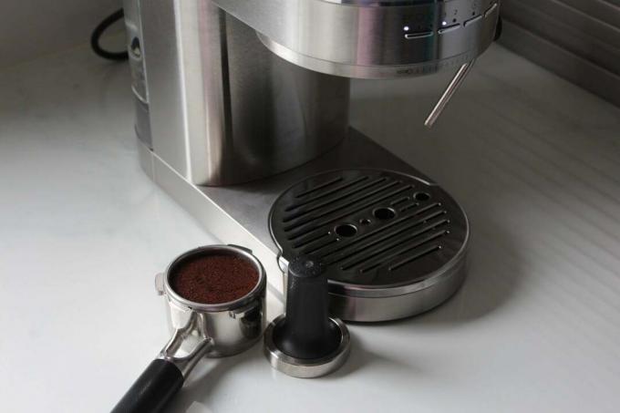 Kávová usadenina v espresso kávovare KitchenAid Artisan