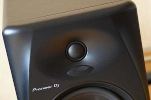 סקירת Pioneer DM-50D: לתקליטנים מתחילים ומפיקים מוזיקליים