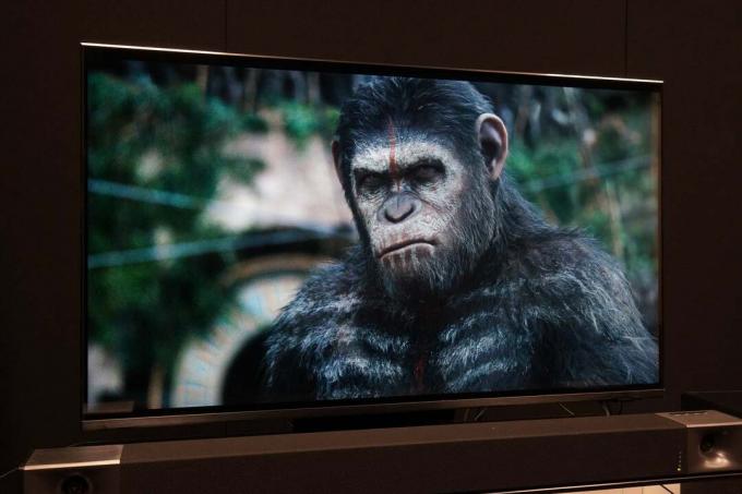 Samsung QE43QN90A играе Dawn of the Planet of the Apes