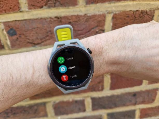 تعرض شاشة Huawei Watch GT Runner أدوات مثل Timer و Alarm و Torch
