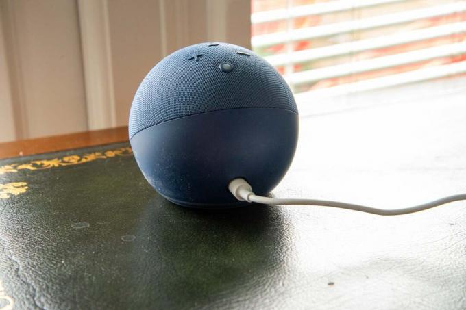 Amazon Echo Dot (5-то поколение) отзад