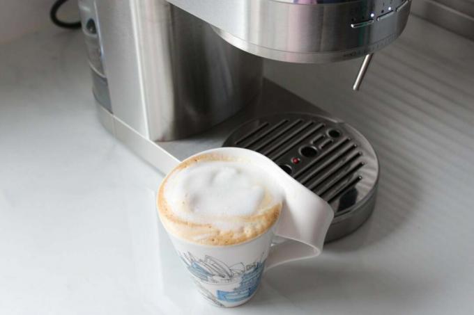 KitchenAid Artisan espressomasinas valmistatud vahustatud piim