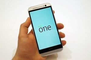 HTC One M8 pret iPhone 5S
