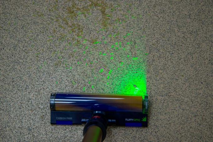 Światło lasera Dyson Gen5detect na twardej podłodze
