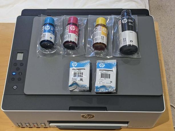 Le bottiglie di inchiostro sopra la stampante HP Smart Tank 5105