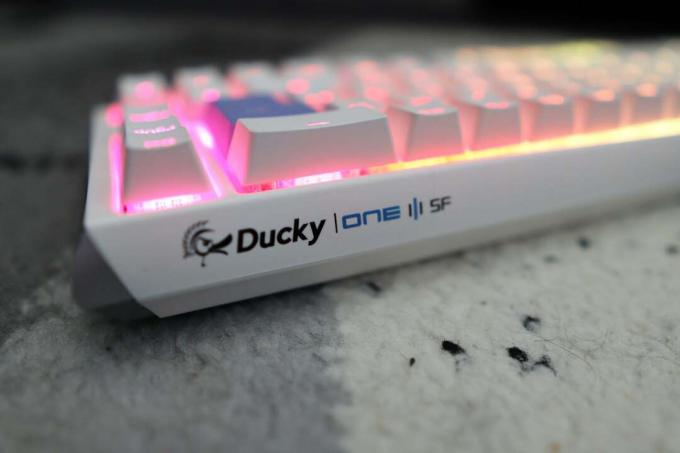 Aizmugurējais logotips — Ducky One 3 SF