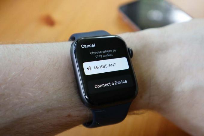 Pilih sepasang headphone untuk mulai mendengarkan secara offline di Apple Watch