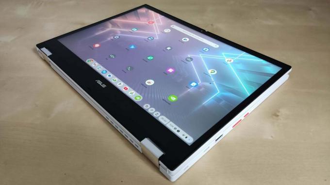 L'Asus Chromebook Vibe CX34 Flip avec son écran complètement à l'envers