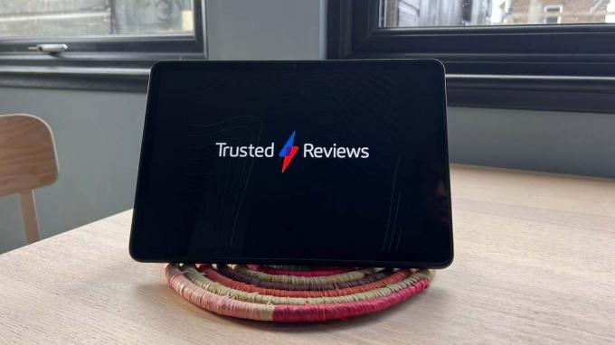 Huawei MatePad 11.5 dengan logo Ulasan Tepercaya di layar