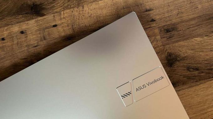 Asus Vivobook 16 logotipo vaizdas iš viršaus