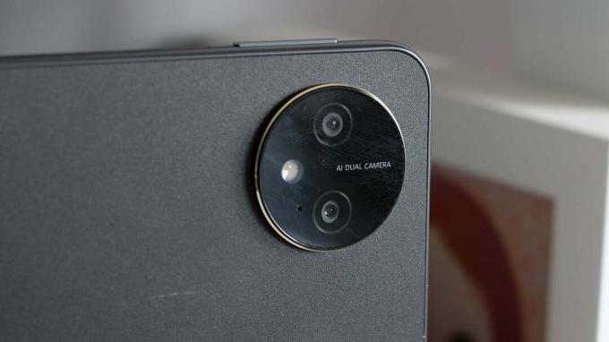 Huawei MatePad 11 (2022)'nin arka kamera kurulumunun yakından görünümü