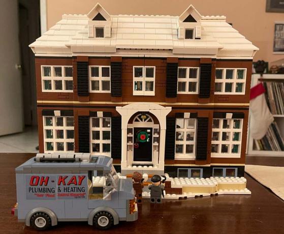 Къща сам вкъщи LEGO на покрива