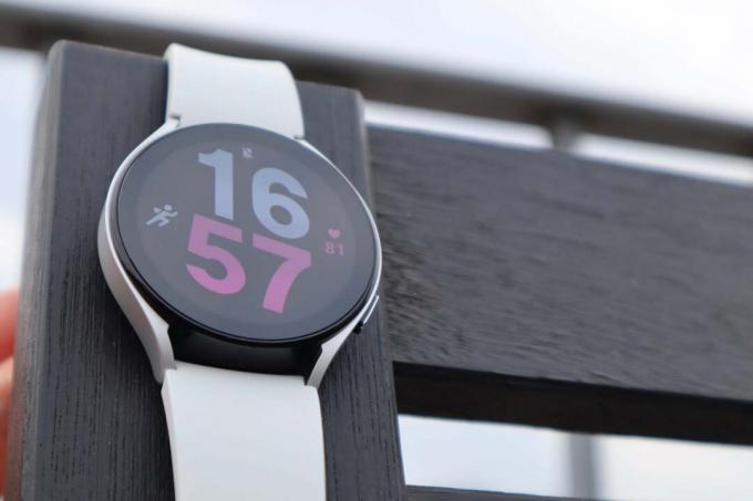 תשכחו מ-Pixel Watch 2, ה-Galaxy Watch 5 זול יותר מ-100 פאונד