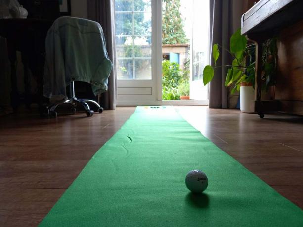 Samsung Galaxy M22 Foto von Golfball auf einer Matte, die zu einem Fenster führt