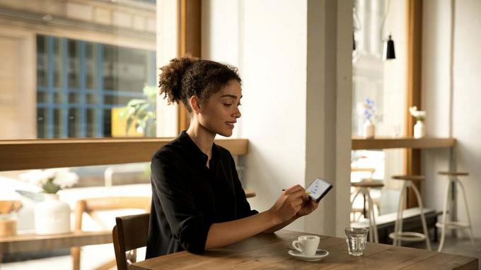 Samsung Galaxy Note 9 ženska v kavarni življenjski slog tisk slike