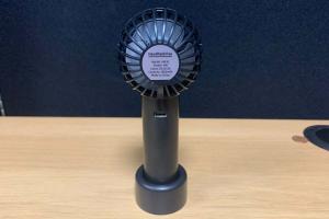 Преглед на триполюсен акумулаторен ръчен вентилатор: Удобен спътник при пътуване