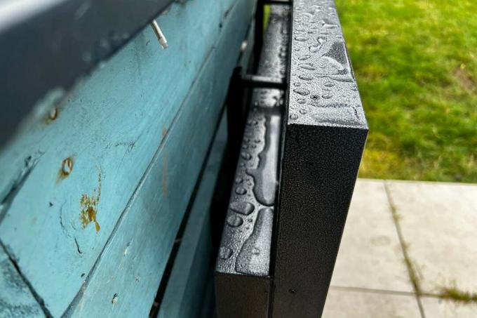 Sylvox 43 inç Deck Pro Dış Mekan TV yağmurdan sonra ıslanıyor